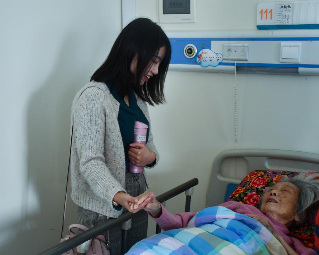 bevictor伟德官网学生科李晨婷老师与老人聊天